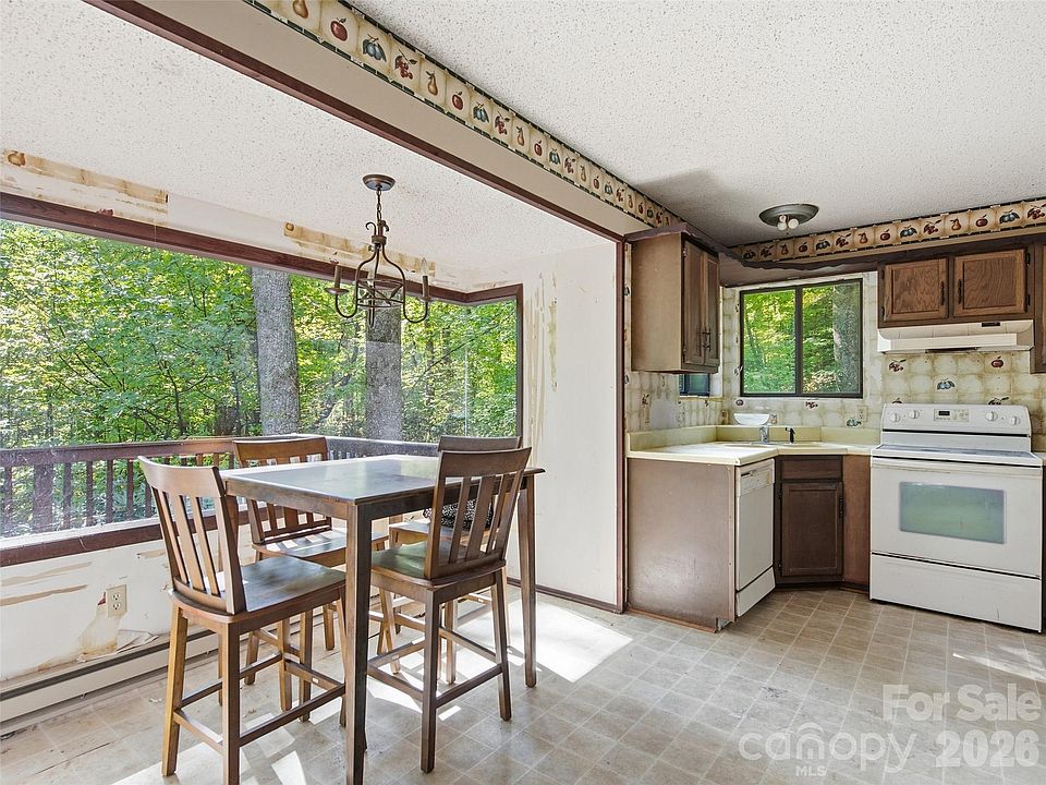 10th image of 151 Tiger Lily Ln
