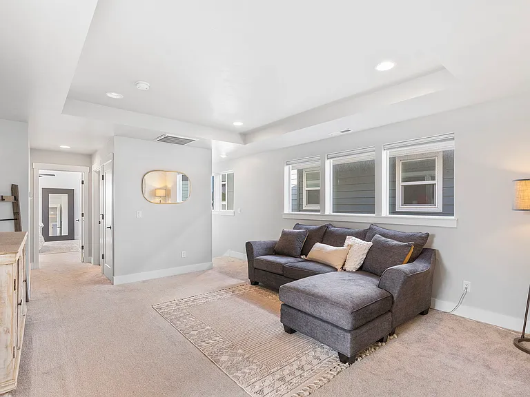 3722 NE Petrosa Ave — Photo 17