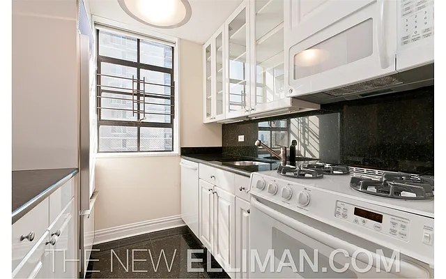 Rented by Douglas Elliman | media 19