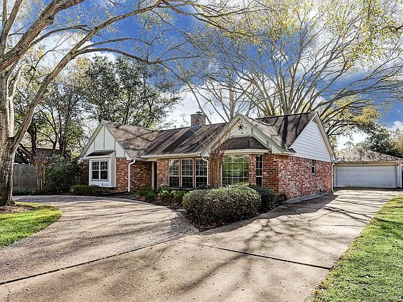 Check out the circle driveway and traditional driveway leading to the garage. Plenty of room for guests!