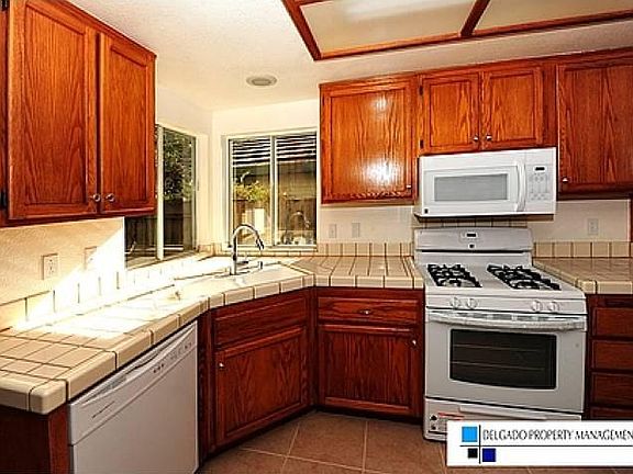 Kitchen w/ appliances