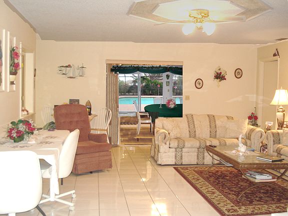 Living rm.w/TV & DVD        