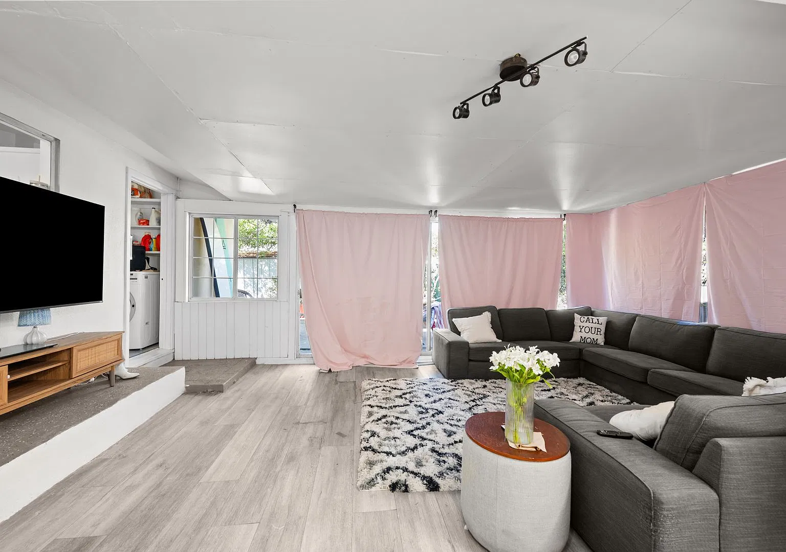 Two kitchens & oversized driveway! — Photo 4