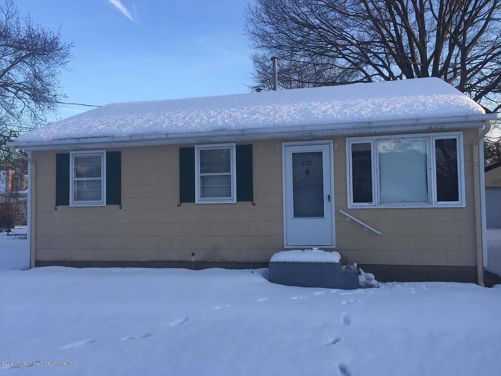 620 E Point Pleasant Ave photo 1