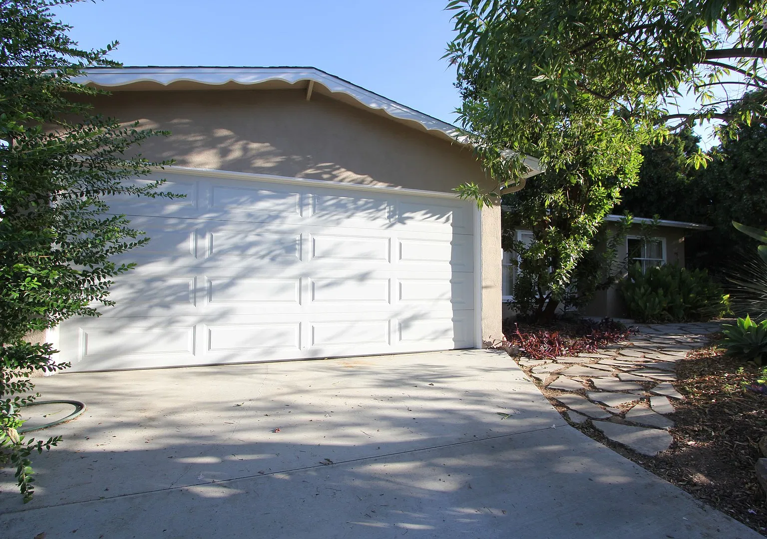 Beautiful 3 Bedroom Near UCR — Photo 1