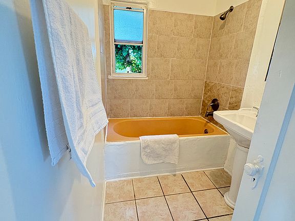 5th image of 3329 Beechwood Ave #3320-1/2