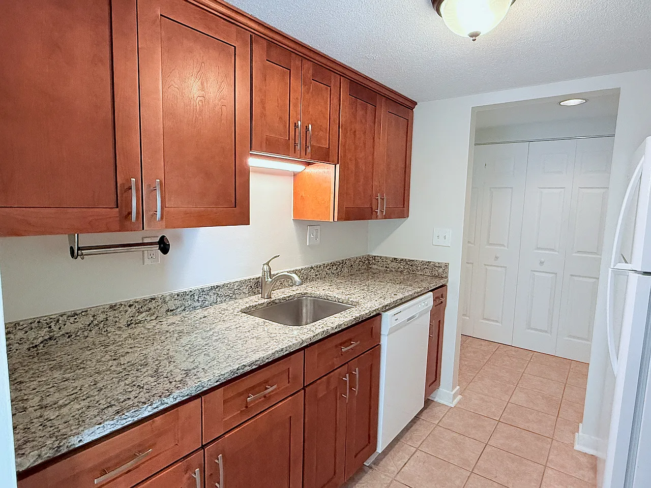 2 bed, 942 sqft, $2,100 — Photo 2