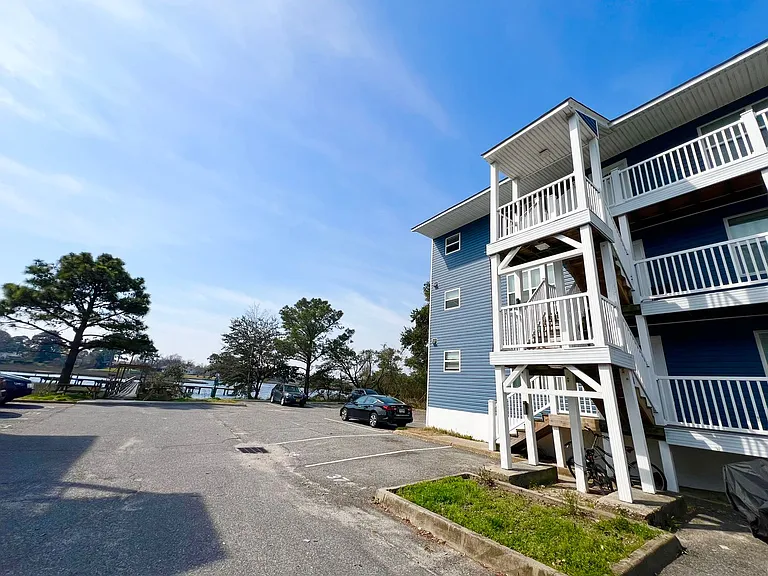 Pelican Dock Apartments — Photo 54