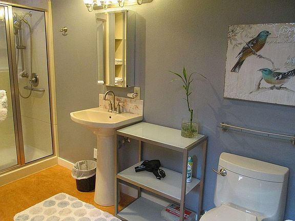 2nd image of 995 Sherwood Pl