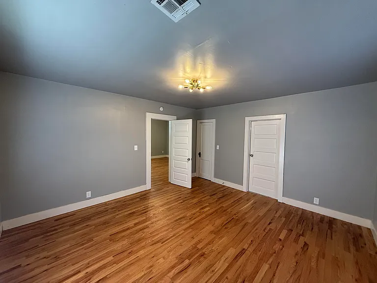 706 S Saint Louis Ave — Photo 9