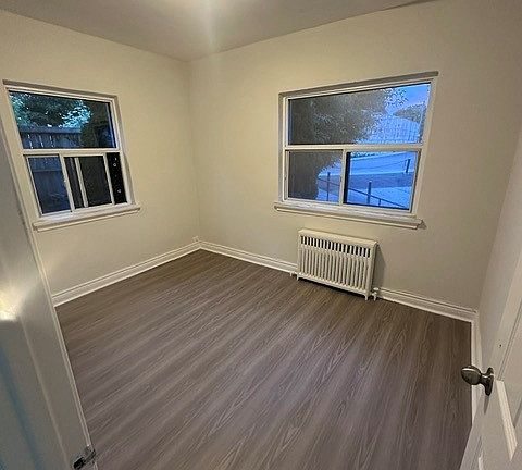 5th image of 526 Harvie Ave