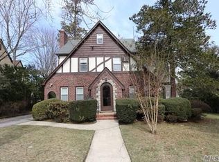 69 Allenwood Rd, Great Neck, NY 11023