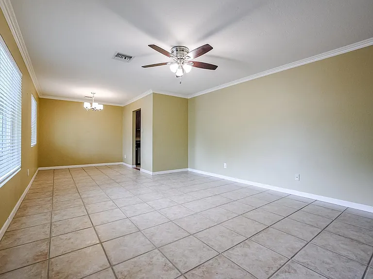 1005 E Cavalier Dr — Photo 4