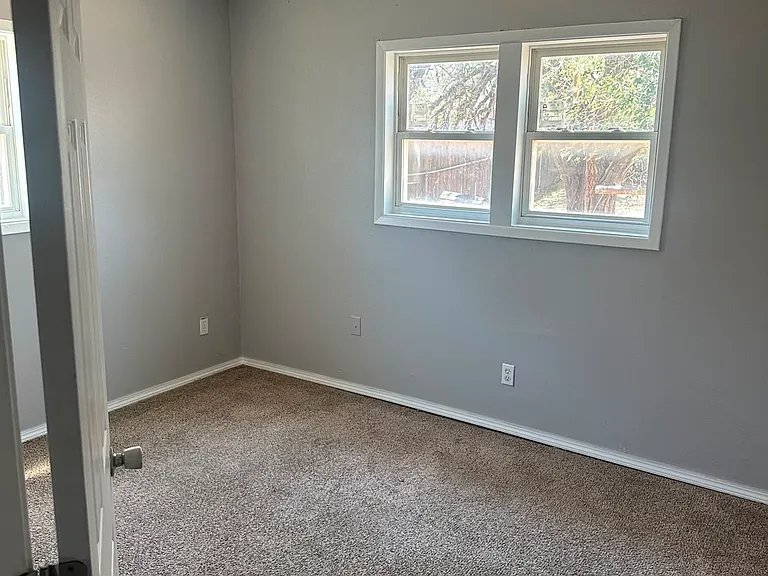 302 Almond Ave — Photo 4