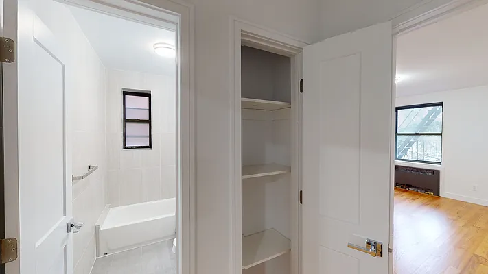 Sold by Thomas Lipovetsky, LREB | media 17