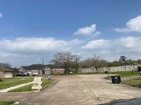 Exterior Neighborhood (street photo)