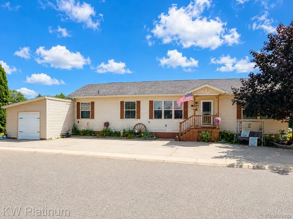6196 Green Lake Ct, Smiths Creek, MI 48074