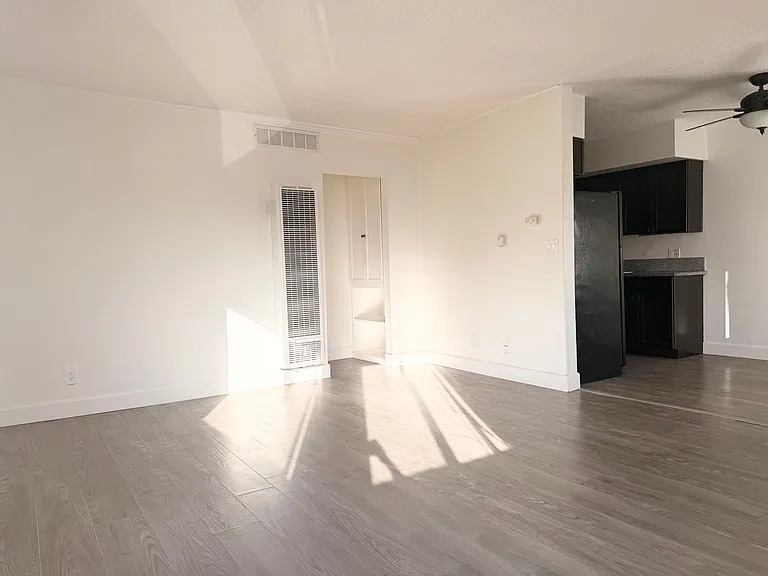 Bright 2 bed 1 bath in Pacific Beach — Photo 11