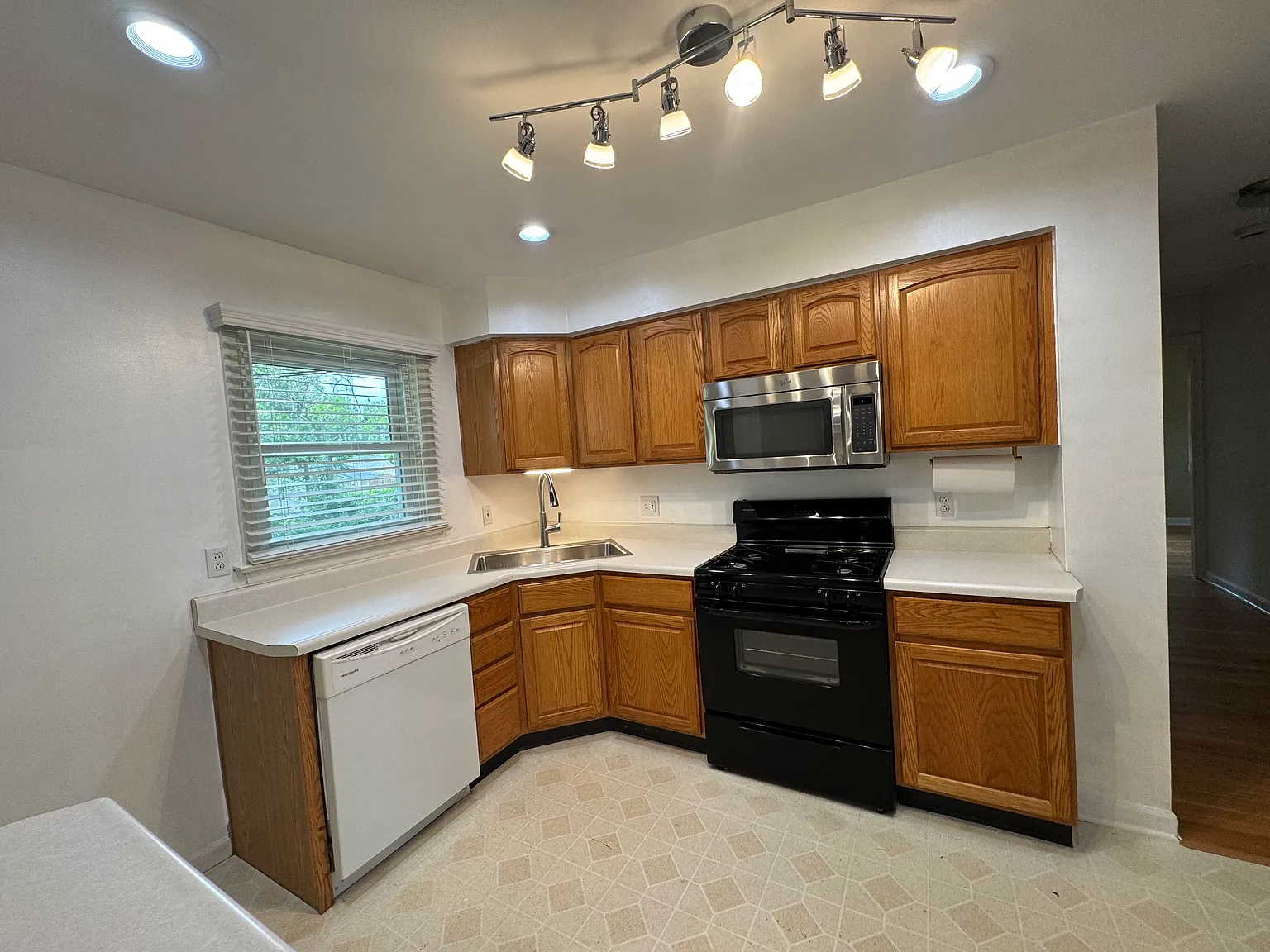 3 bed, 1142 sqft, $2,500 — Photo 4