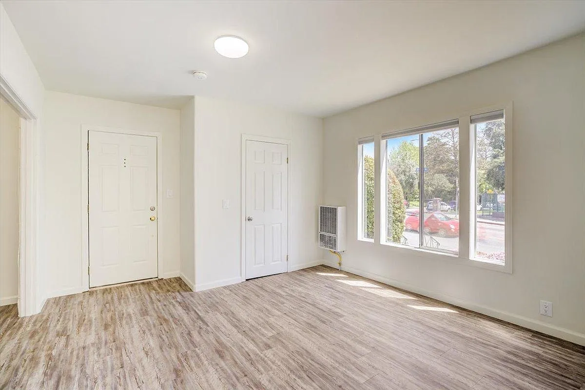 Beverly Blvd Apartments — Photo 1