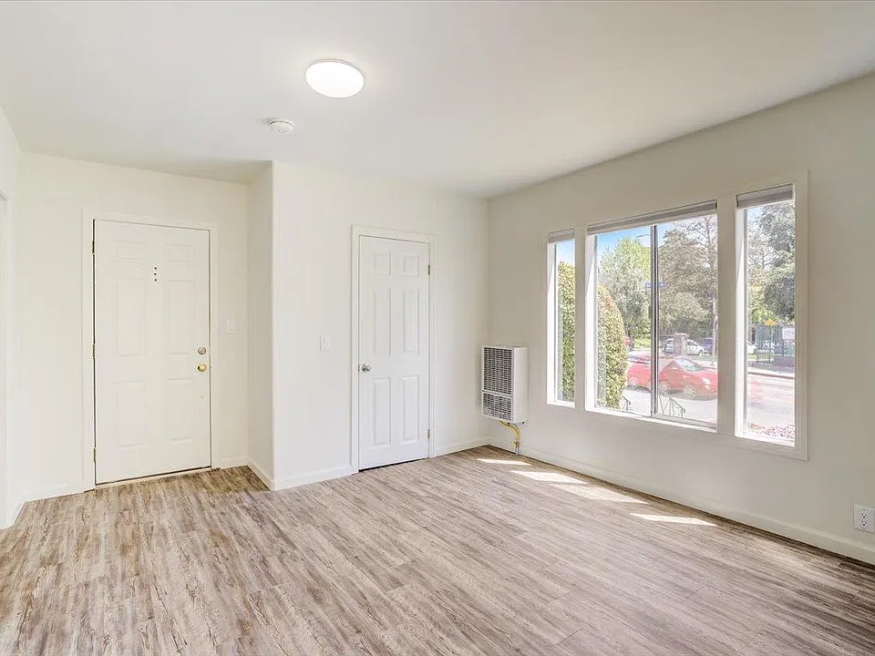Beverly Blvd Apartments
