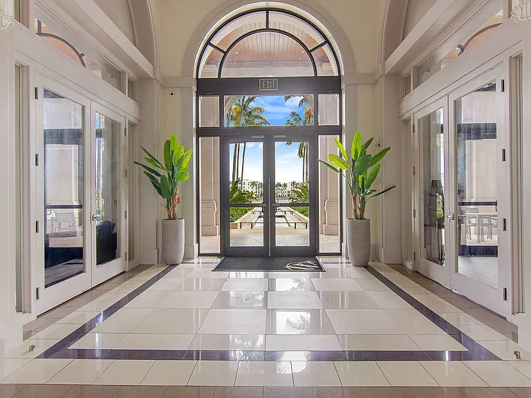 With one, two and three bedroom apartment homes and featuring stunning penthouses, Windsor at Doral has the home that suits your needs
