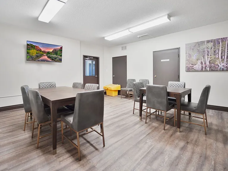 100 Lancaster Dr — Photo 6