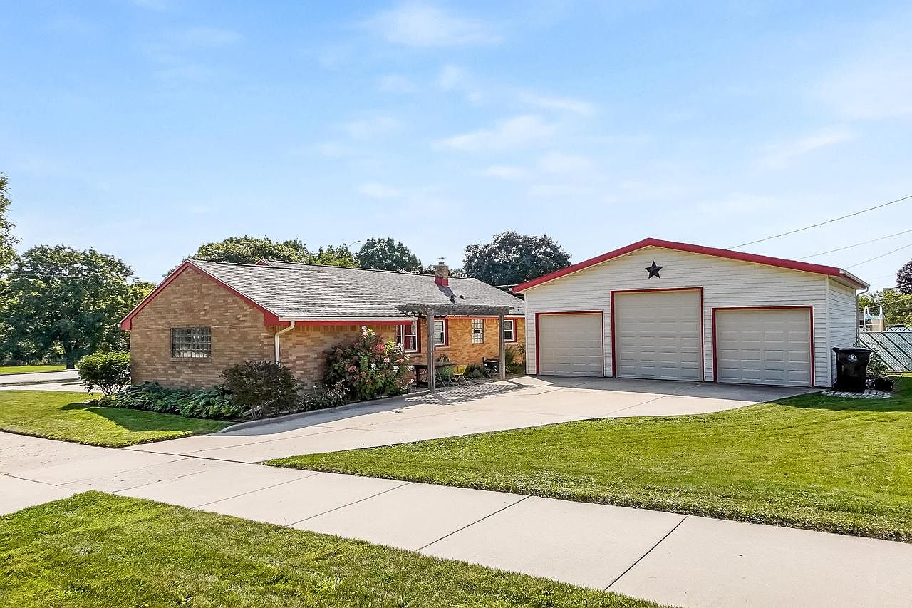 5803 South Lake DRIVE, Cudahy, WI 53110 | Zillow