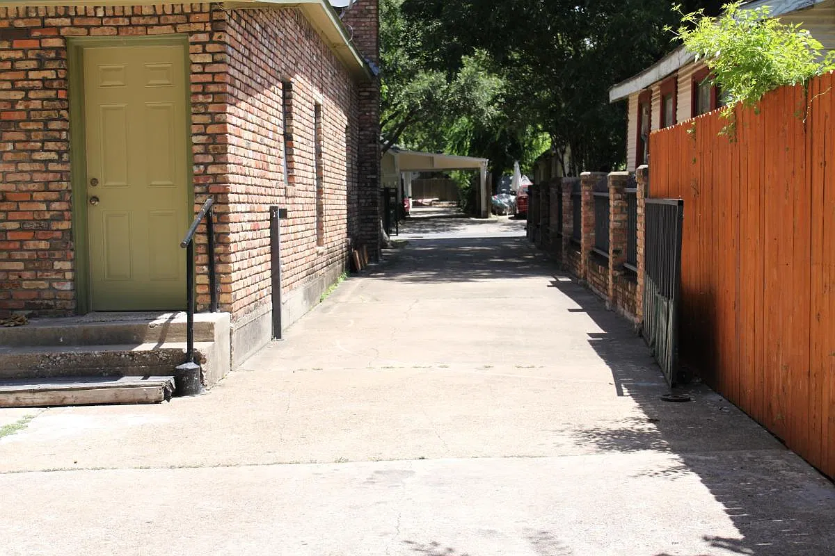 2 bed, 750 sqft, $1,300 — Photo 3