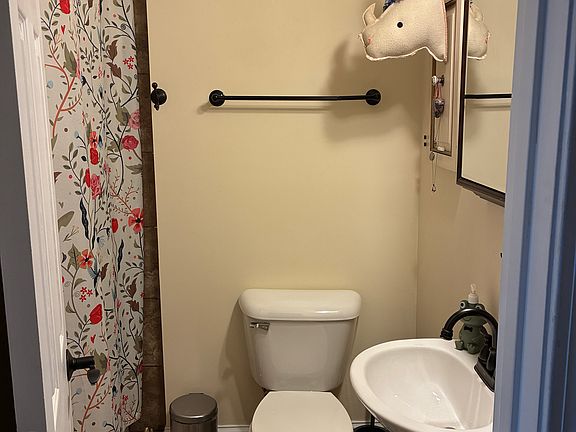 4th image of 1054 North Ave