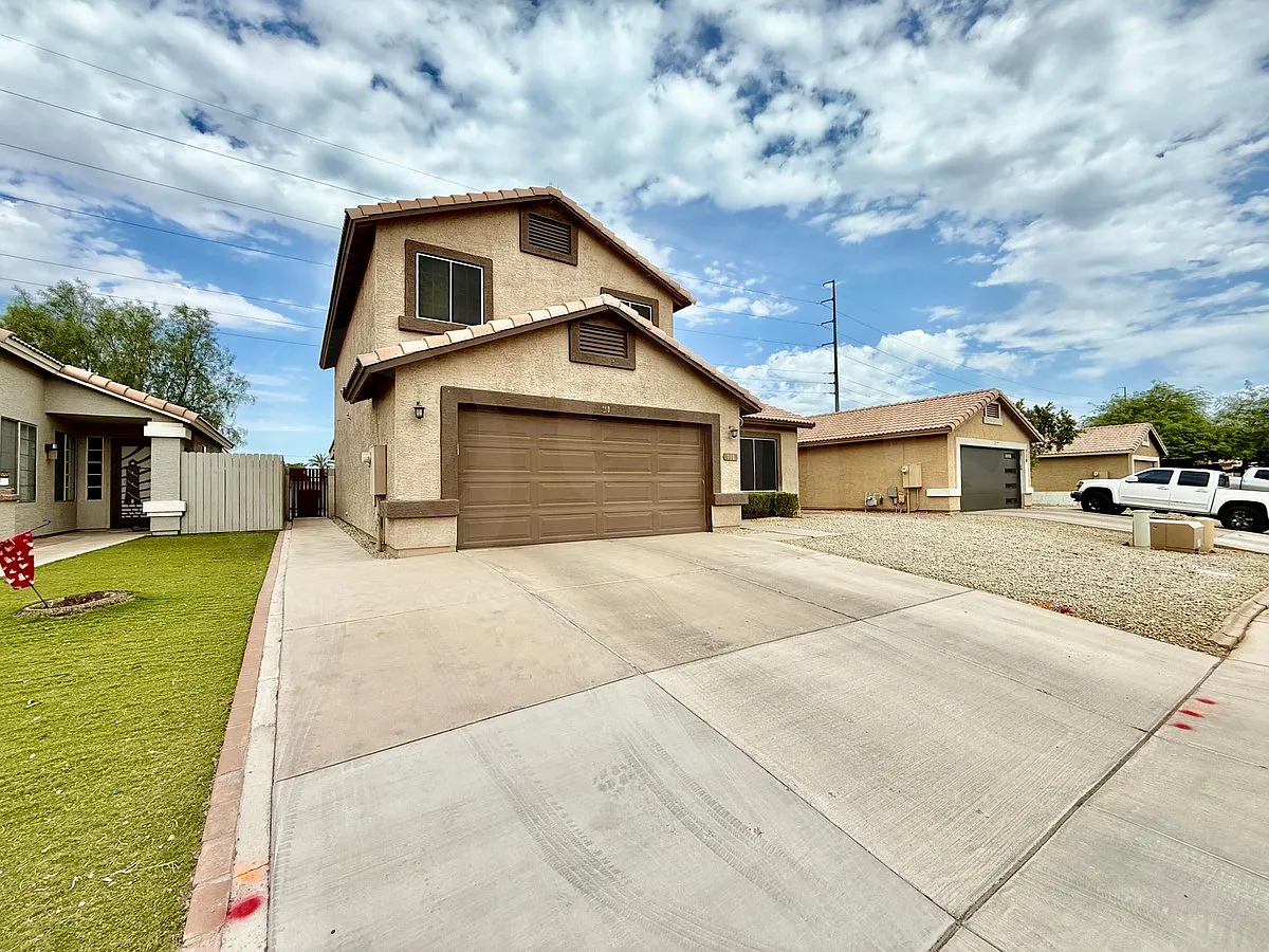 4 bed, 2.5 bath, 1999 sqft, $2,550 — Photo 2