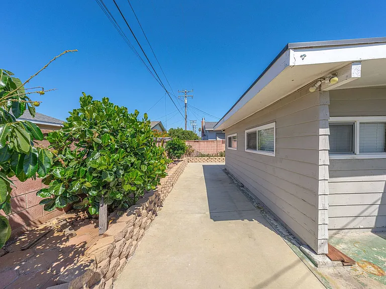 1817 E Morava Ave — Photo 30