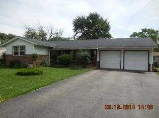 601 Pinewood Dr, Elk Grove Village, IL 60007