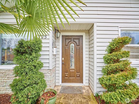 2nd image of 723 Woodford Avenue N