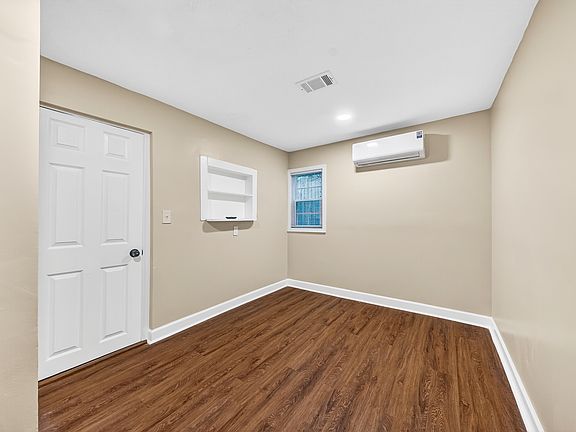 2nd image of 2820 Beacon Ave #B