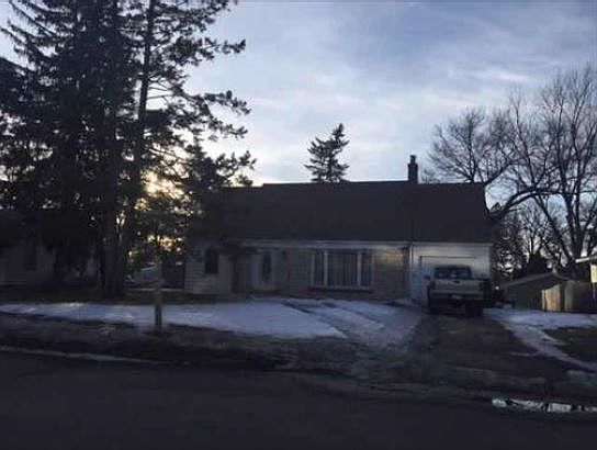 2nd image of 105 9th St NE