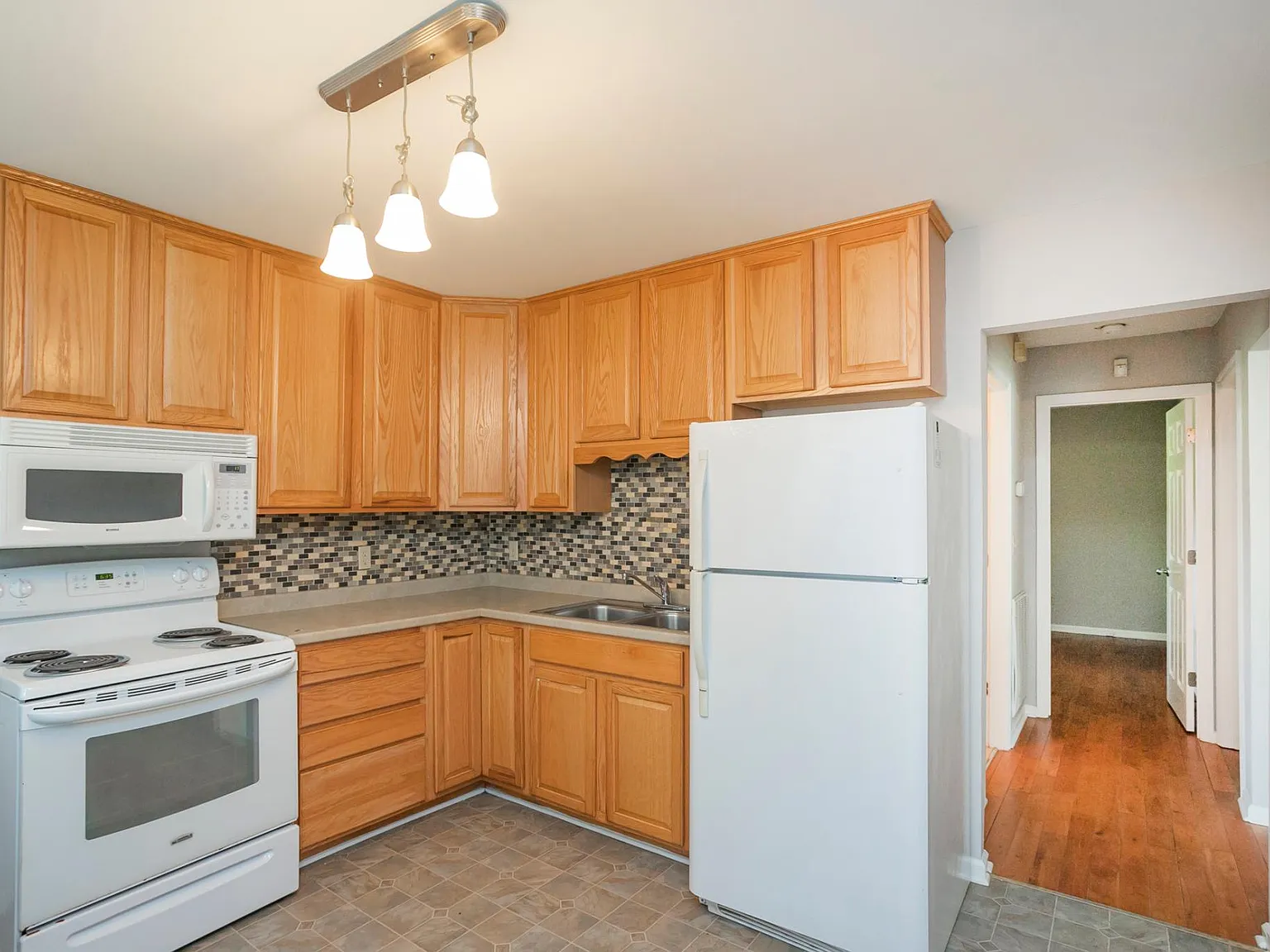 2 bed, 825 sqft, $1,900 — Photo 3
