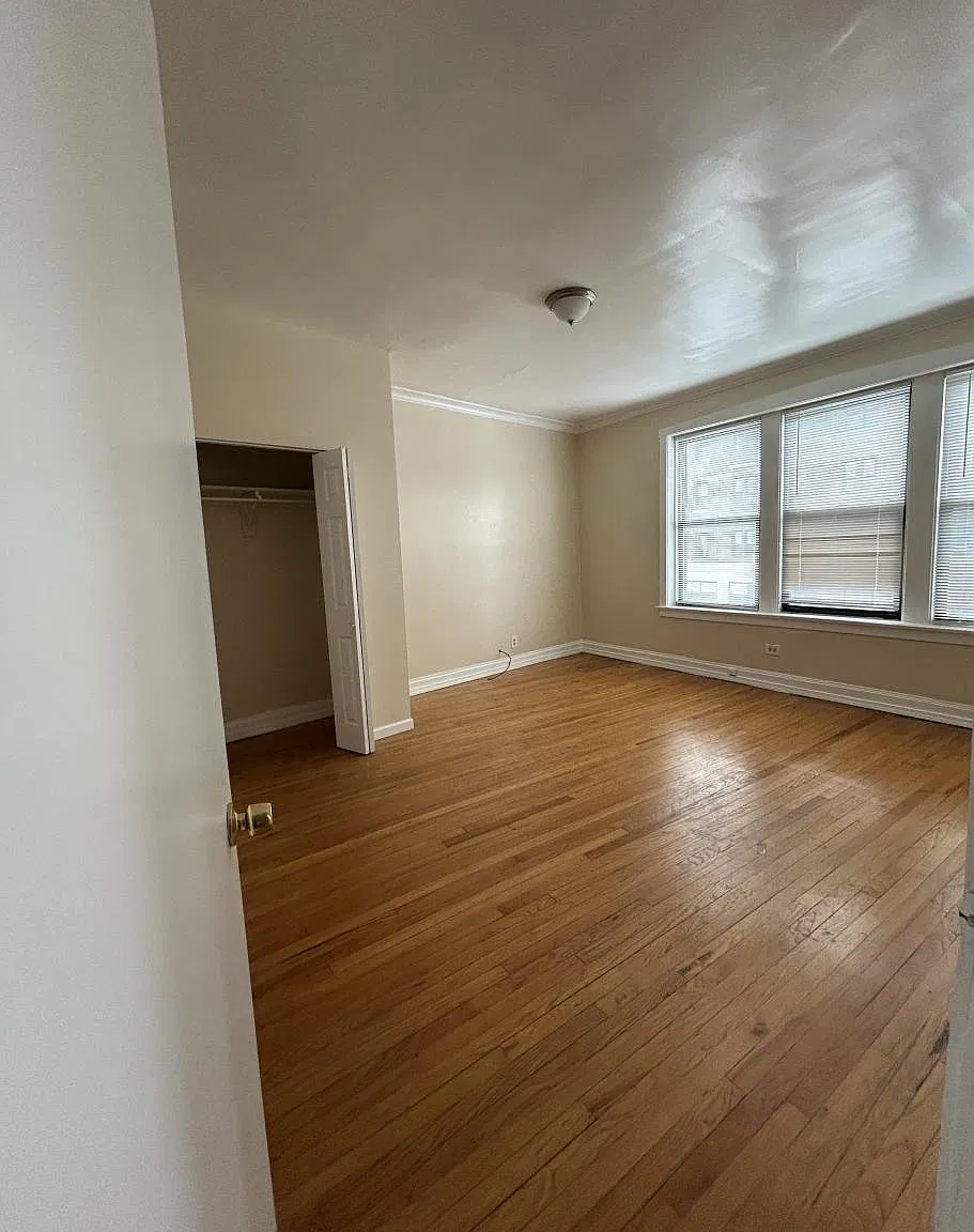 1670 W Pratt Blvd — Photo 3