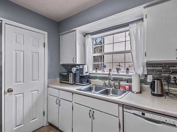 4th image of 4112 Castellan Dr