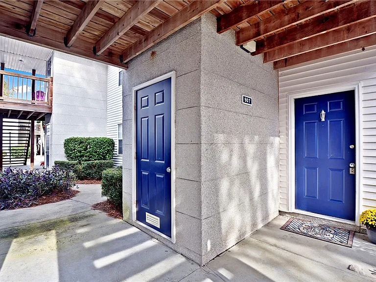 907 E Island Square Dr — Photo 2