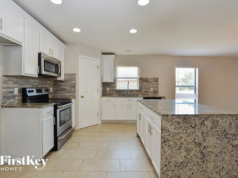 932 Fallbrooke Ave — Photo 6