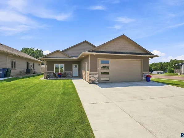 5209 E 18th St, Sioux Falls, SD 57110