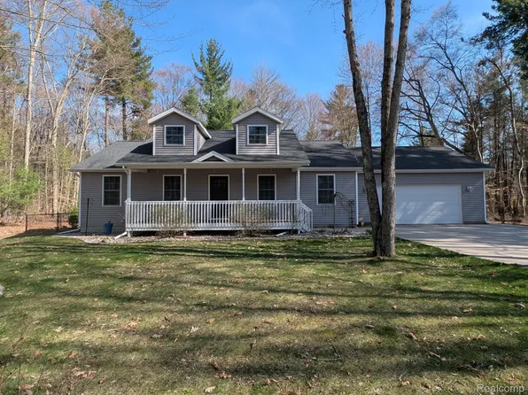 9642 Hummingbird Ct, Howard City, MI 49329