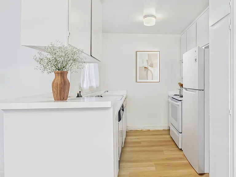 La Cresta Apartments — Photo 21