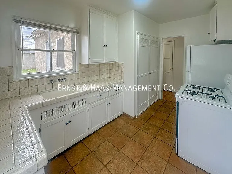 1618 E 63rd St — Photo 7