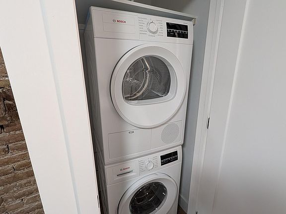 4th image of 113 W 15th St APT 2R