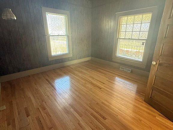 5th image of 704 Old Charlotte Rd SW