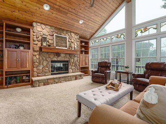 4th image of 6874 Amelia Dr