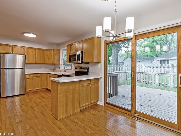 3rd image of 16070 W Des Plaines Dr