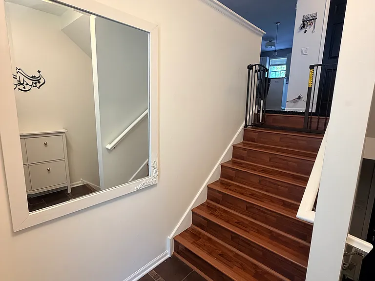 172 N East River Rd — Photo 3